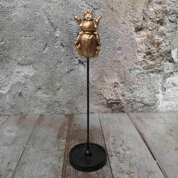 Amon Scarab Figur Deko Dekofigur – Goldener Skarabäus auf Sockel, H30 cm