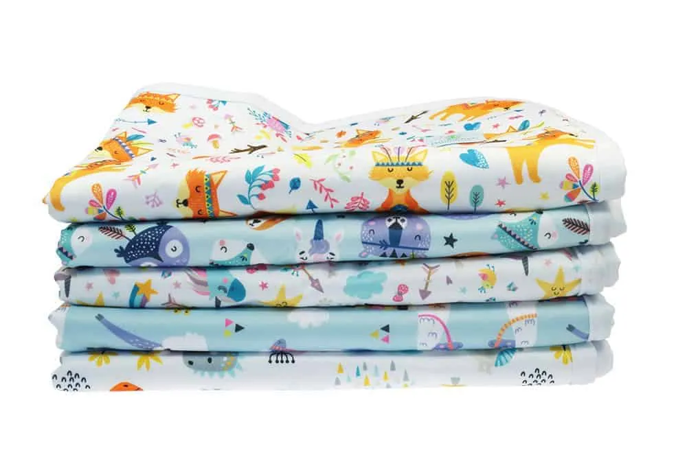 Blümchen Wickelunterlage 48cm x 70cm abwaschbar, wiederverwendbar und für unterwegs – Bild 2