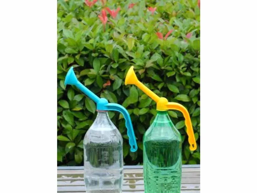 Gießaufsatz für PET-Flaschen, mit Griff und abnehmbarem Brausekopf