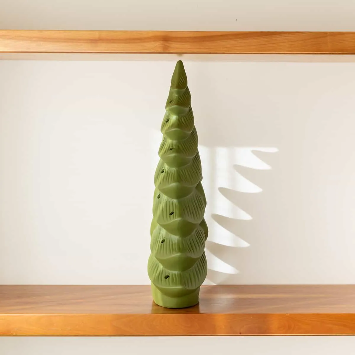 Oito Atelier Weihnachtsbaum aus Keramik 50 x 30 cm grün mit Kerzen Beleuchtung – Bild 2