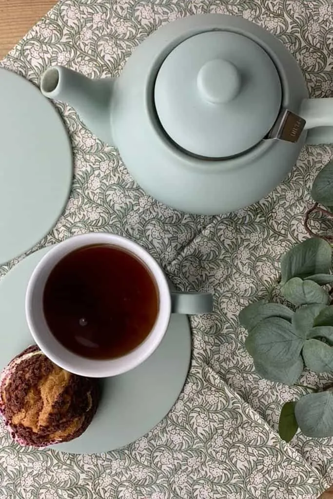 Plint Teekanne mit Sieb aus Edelstahl inkl. Stövchen Steingut 1,5 Liter Vintage Design Landhausstil – Bild 3