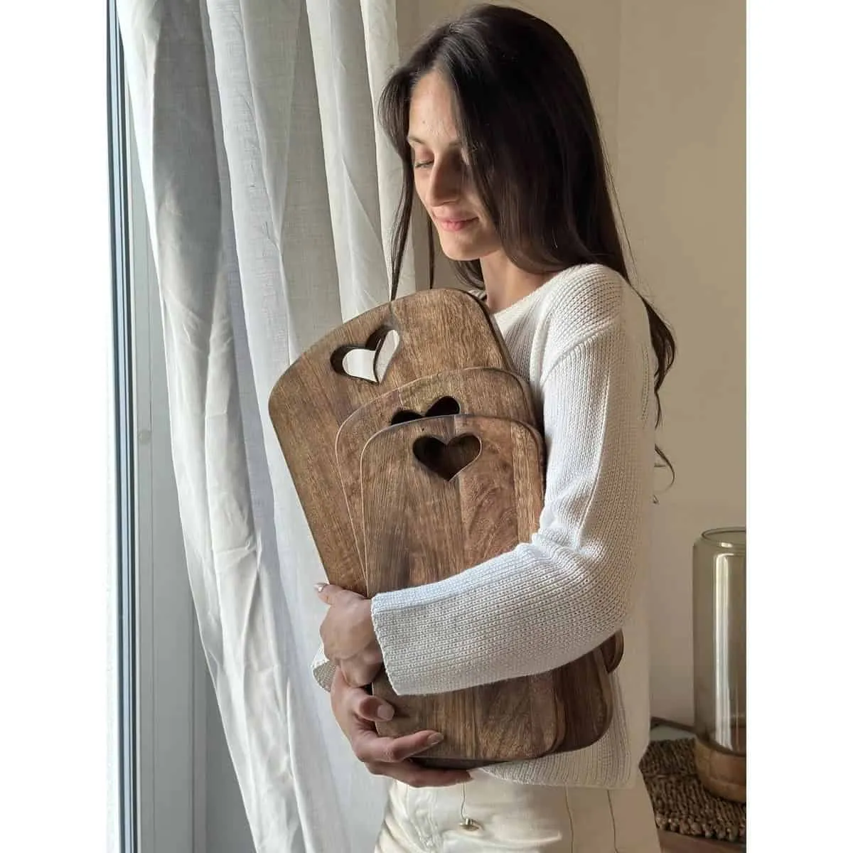 Wiladu Schneidebrett rechteckig Herz Massivholz aus Mangoholz 2 cm dick verschiedene Größen Handmade Servierbrett dekoratives Holzbrett Herzform Holzschneidebrett Tablett Servierplatte – Bild 2