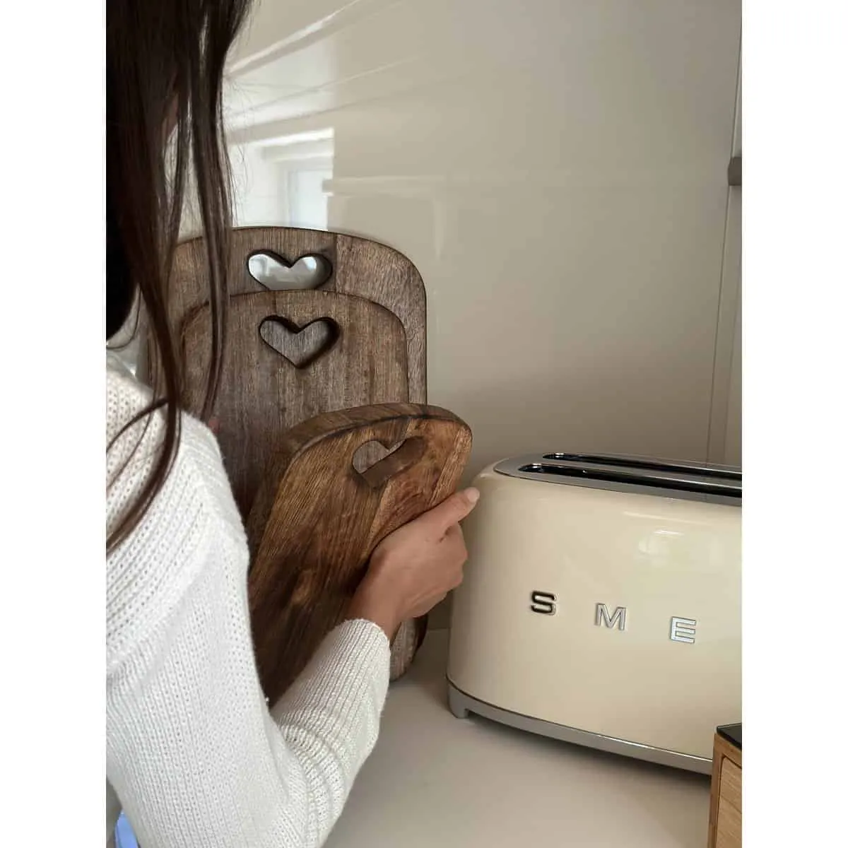 Wiladu Schneidebrett rechteckig Herz Massivholz aus Mangoholz 2 cm dick verschiedene Größen Handmade Servierbrett dekoratives Holzbrett Herzform Holzschneidebrett Tablett Servierplatte – Bild 3