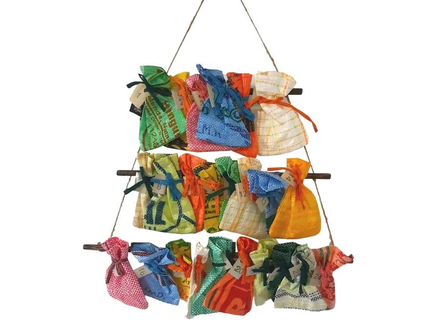 FAIR ZONE Adventskalender, wiederverwendbare Upcycling-Säckchen zum selbst befüllen – Bild 4