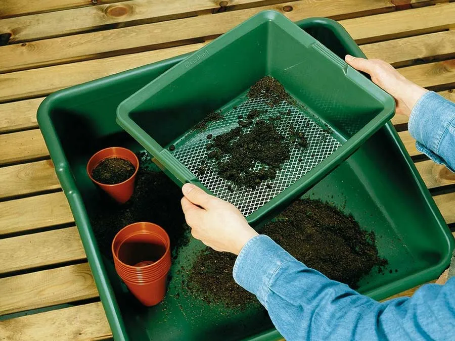 2 in 1 Gartensieb mit wechselbaren Drahtgittern und hohem Rand – Bild 2