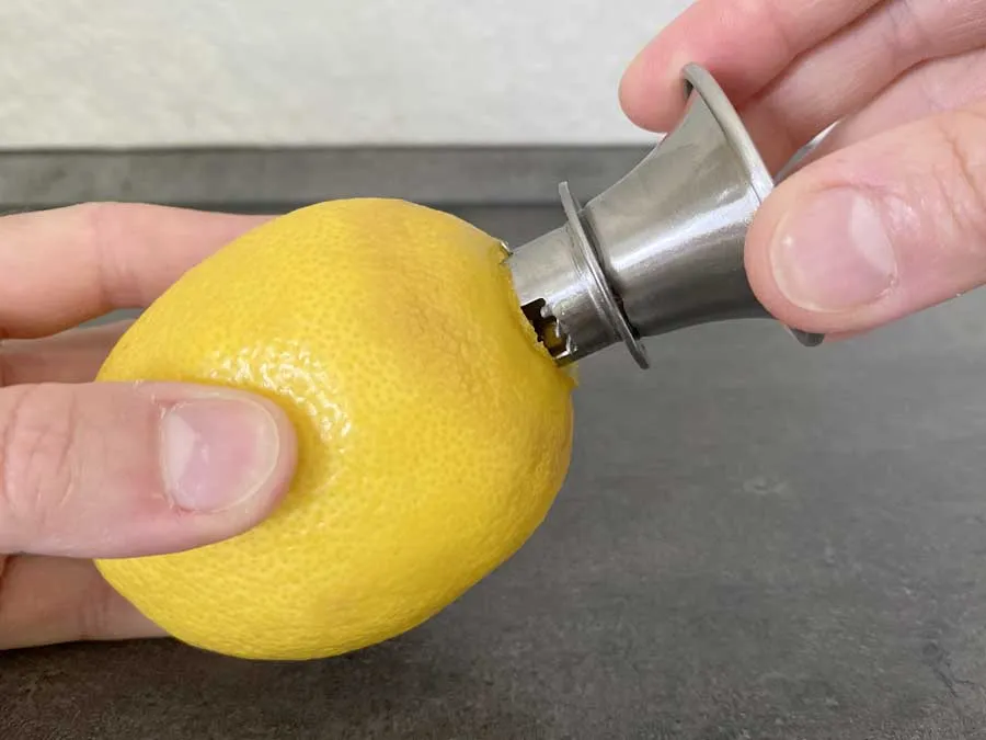Zitronenausgießer aus Edelstahl zum Eindrehen in die Zitrone – Bild 2