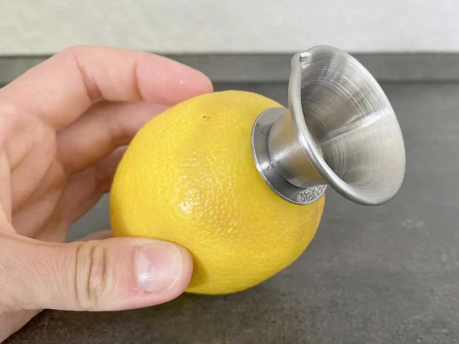 Zitronenausgießer aus Edelstahl zum Eindrehen in die Zitrone – Bild 3
