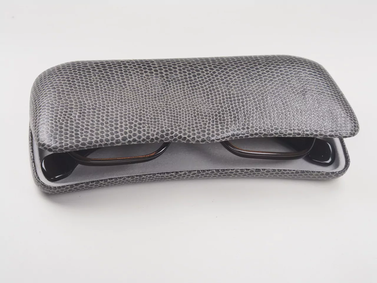 Hartschalen Etui, grau, sehr stabil für kleine Brillen passend.