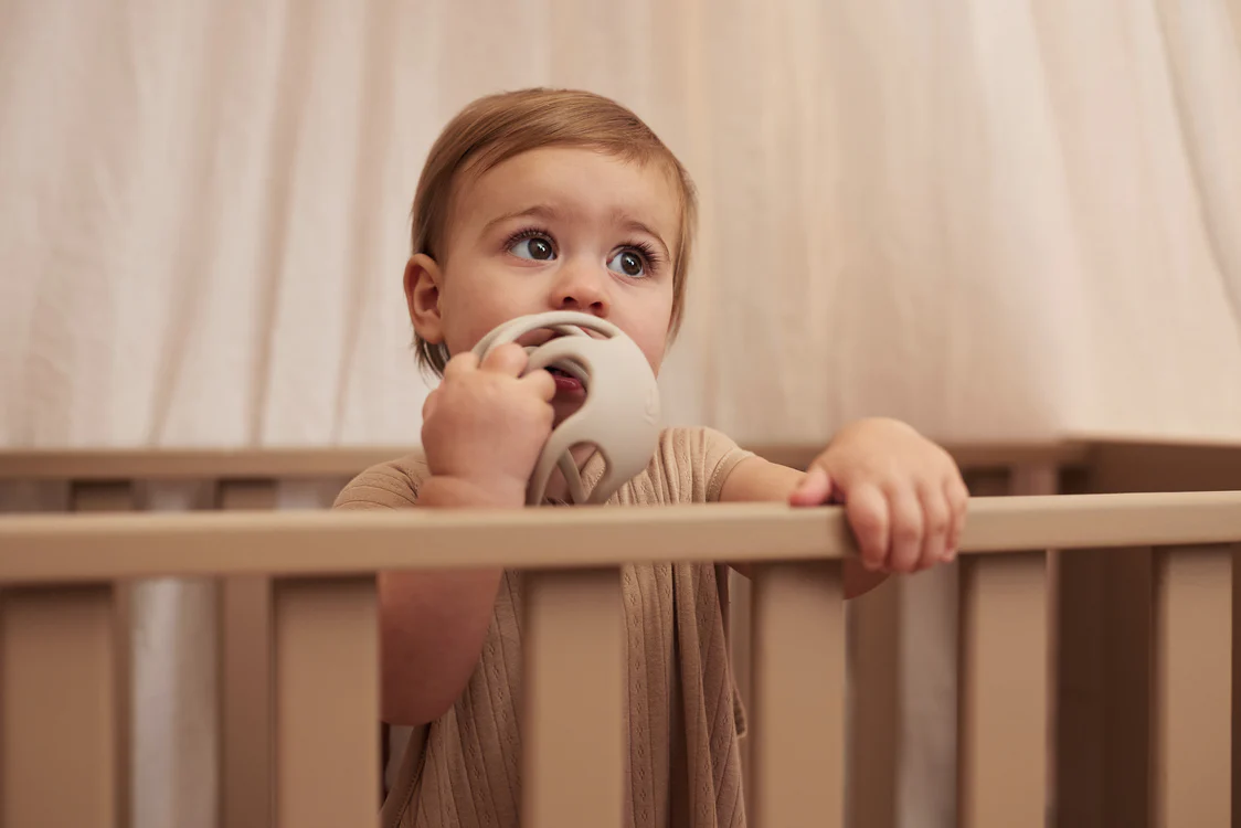 Silikon-Kugelbeißring Ø 9,5 cm Nougat – Jollein – Bild 4