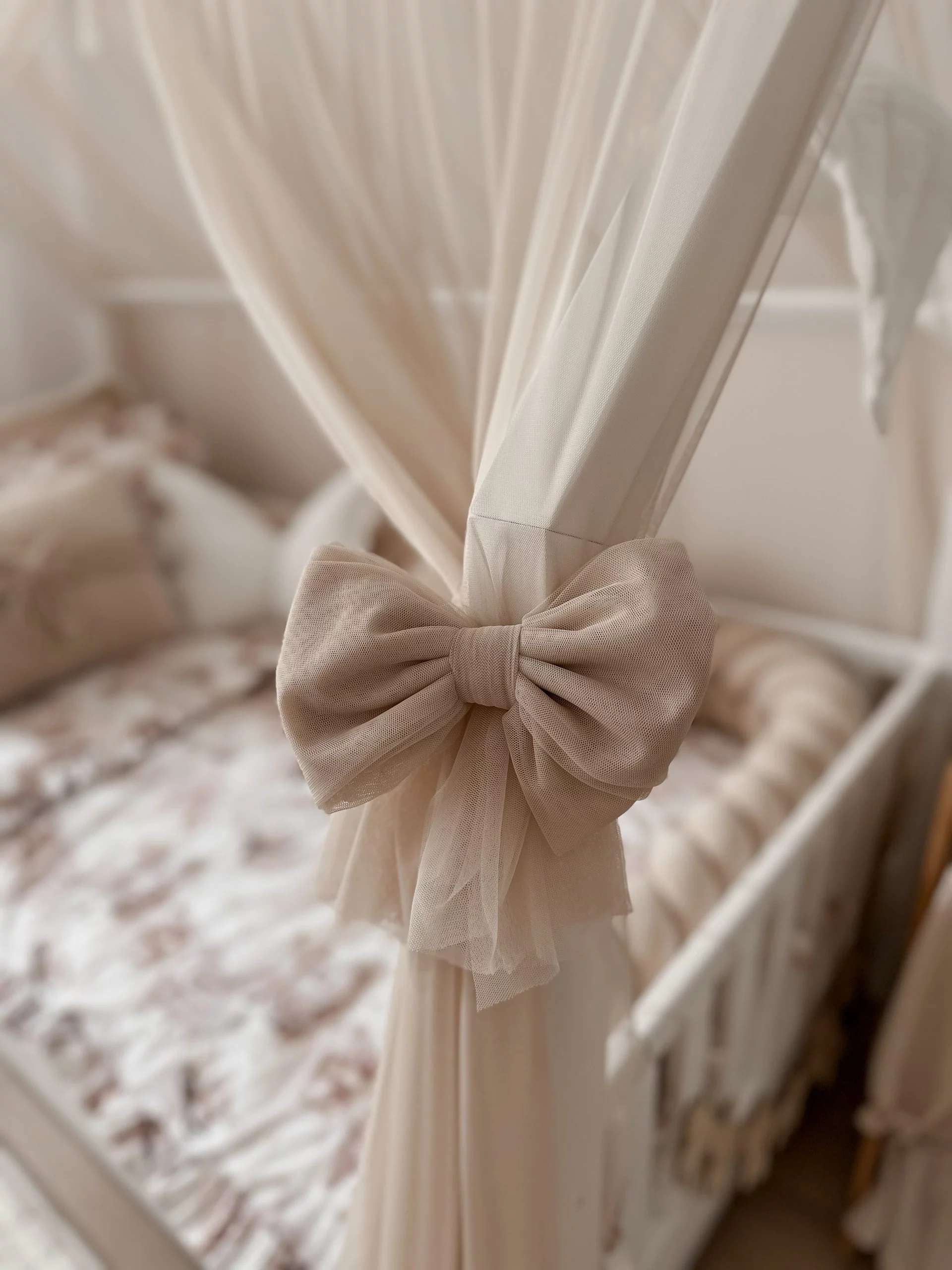 Betthimmel aus Tule für ein Betthaus – Bild 5