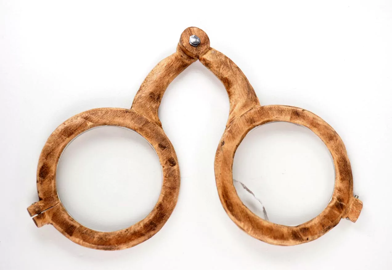 älteste Nietbrille der Welt aus Holz aus dem 14. Jahrhundert (Nachbau)